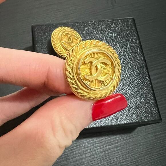 100% Authentic Chanel Logo Earrings Gold Brass Clip On - With Box - Picture 9 of 12